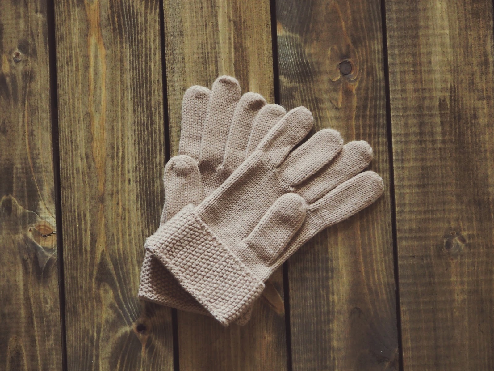 gloves-1268930_1920