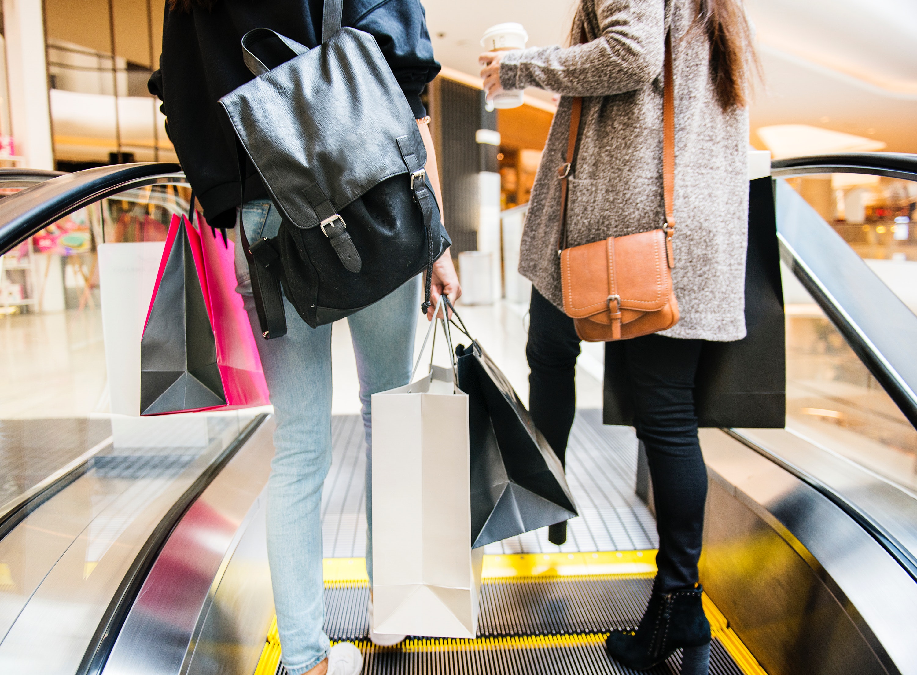bags-escalator-fashion-1368690 (1)